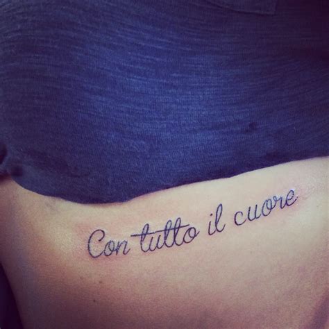 tatuaggi scritta uomo|Tatuaggi con scritte: tante idee su come e。